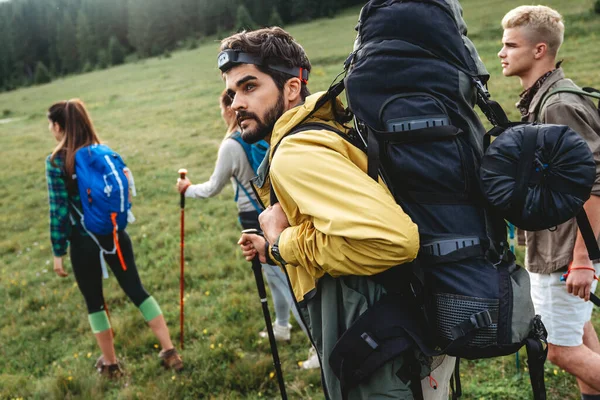 Groupe Jeunes Amis Randonnée Campagne Multiracial Personnes Heureuses Voyageant Dans — Photo