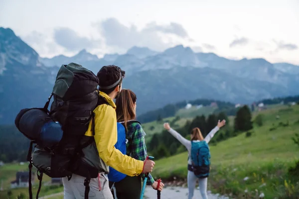 Grupo Amigos Felizes Pessoas Com Mochilas Caminhando Juntas — Fotografia de Stock