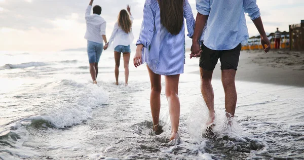 Groupe Amis Amuser Sur Plage Sous Lumière Soleil Couchant — Photo