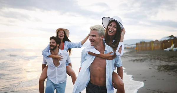 Grupo Jovens Amigos Felizes Curtindo Praia Férias Verão Juntos — Fotografia de Stock