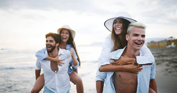 Grupo Jovens Amigos Felizes Curtindo Praia Férias Verão Juntos — Fotografia de Stock