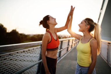 Güzel, formda kadınlar şehirde çalışıyor. Koşu, koşu, egzersiz, insanlar, spor konsepti