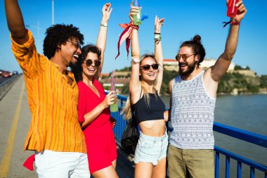 Mutlu bir arkadaş grubu dışarıda gülüyor ve eğleniyor.