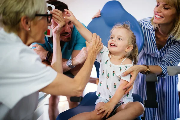 Oftalmolog Optikerkontroll Barn Liten Flicka Syn Söker Problem Och Hand — Stockfoto