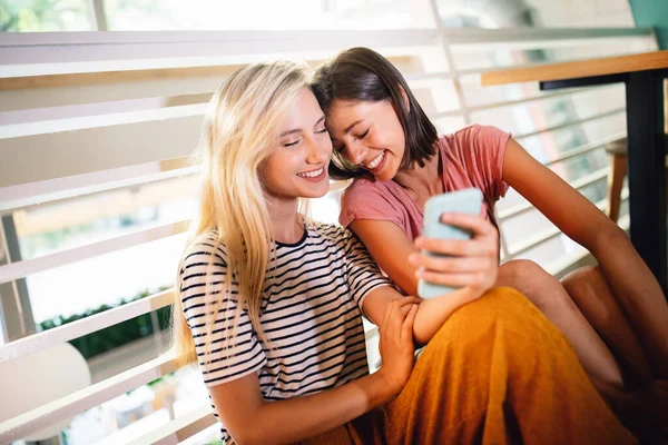 Jovens Mulheres Bonitas Felizes Amigos Divertindo Conversando Sorrindo — Fotografia de Stock