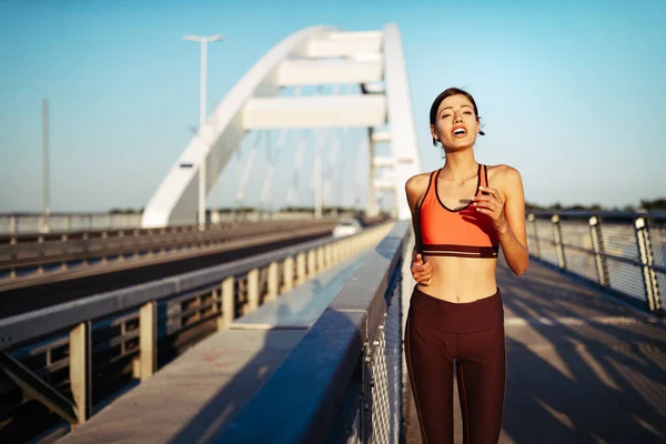 Jovem Feliz Apto Mulher Exercitando Livre Viver Uma Vida Saudável — Fotografia de Stock
