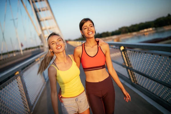 Όμορφη Ταιριάζει Χαρούμενες Φίλες Γυμνάζονται Άσκηση Τρέξιμο Τζόκινγκ Υπαίθριο — Φωτογραφία Αρχείου