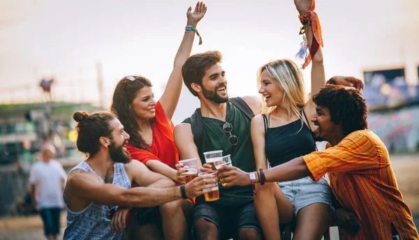 Gruppe Fröhlicher Freunde Trinkt Vor Sommerfest Freien — Stockfoto