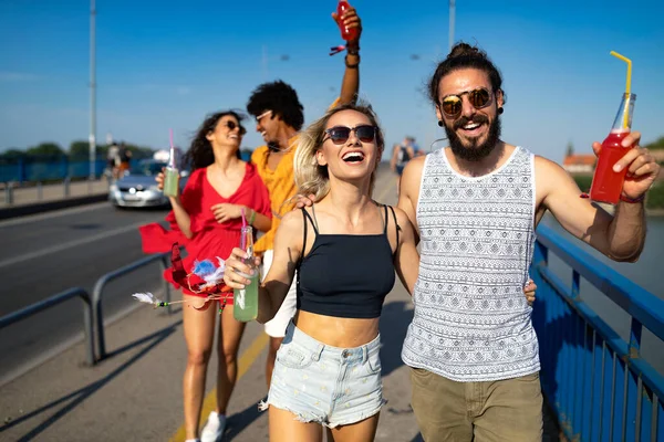 Alegre Grupo Amigos Divirtiéndose Viajando Sonriendo — Foto de Stock