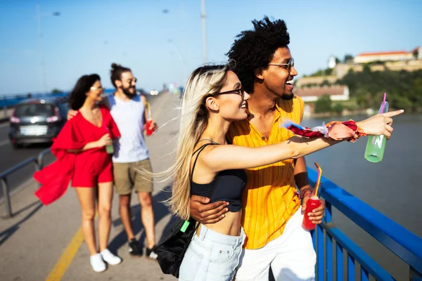 Grupo Amigos Divertirse Pasar Rato Aire Libre Verano —  Fotos de Stock