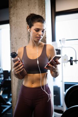 Spor salonunda sağlıklı kadın eğitimi.