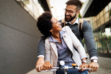 Genç çift şehirde eğleniyor. Bisiklet sürmeye giden mutlu çift.