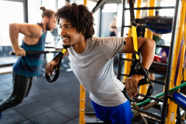 Apto Homem Bonito Ter Treinamento Fitness Trx Ginásio — Fotografia de Stock