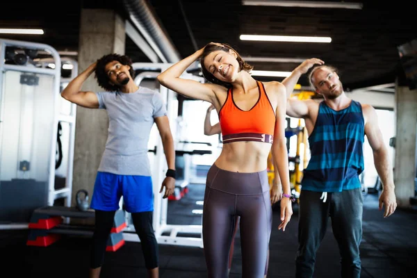 快乐适合人们锻炼身体 一起锻炼身体以保持健康 — 图库照片