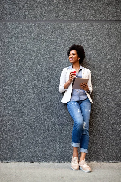 Femme Affaires Heureuse Urbaine Avec Tablette Ordinateur Plein Air — Photo