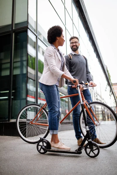 Szczęśliwa Międzyrasowa Para Używająca Skutera Elektrycznego Rower Mieście Koncepcja Ekologicznej — Zdjęcie stockowe