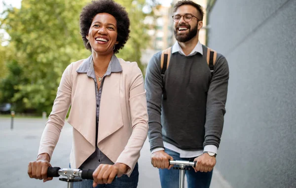 Gelukkig Jong Paar Genieten Samen Terwijl Paardrijden Elektrische Scooters Stad — Stockfoto