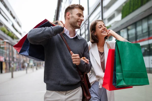 Happy Young Couple Shopping Bags Sale Travel Love Consumerism People — Stock Photo, Image