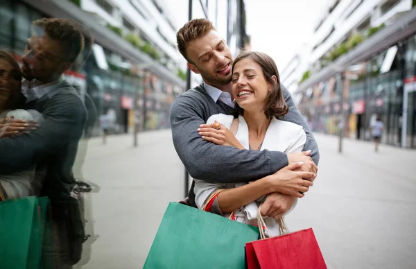 Salg Rejse Kærlighed Forbrugerisme Mennesker Koncept Glad Par Med Indkøbsposer - Stock-foto