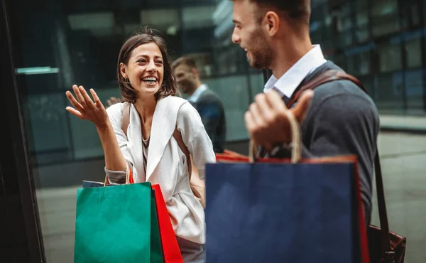 Älskar Att Shoppa Tillsammans Vackra Unga Kärleksfulla Par Promenader Vid — Stockfoto