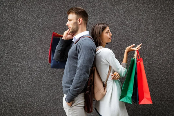 Mulher Homem Segurando Sacos Compras Que Têm Conflito Sobre Dinheiro — Fotografia de Stock