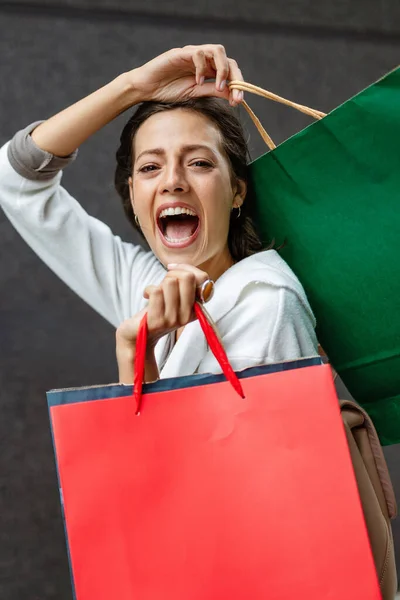 Gelukkige Vrouw Met Boodschappentassen Die Lekker Winkelen Consumentisme Winkelen Reizen — Stockfoto