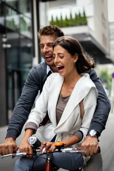 Lächelndes Glückliches Verliebtes Paar Das Gemeinsam Spaß Freien Hat Menschen — Stockfoto