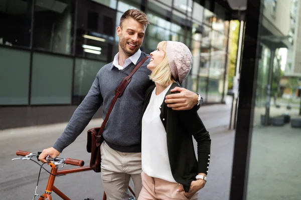 Nahaufnahme Eines Verliebten Paares Das Fahrrad Fährt Und Spaß Der — Stockfoto