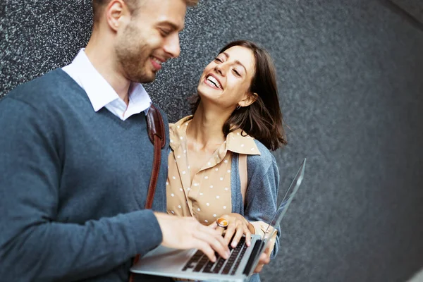 Donna Uomo Felice Utilizzando Computer Portatile All Aperto Viaggi Affari — Foto Stock