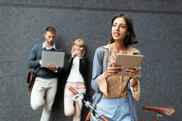 Groep Jongeren Met Verschillende Digitale Apparaten Buiten Technologieconcept — Stockfoto