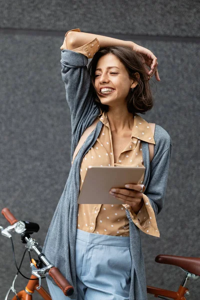 Mujer Joven Negocios Utilizando Una Tableta Digital Aire Libre — Foto de Stock