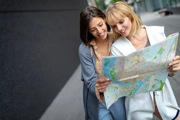 Young Happy Beautiful Tourists Women Sightseeing City Vacation — Stock Photo, Image