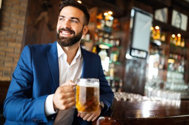 Genç iş adamı mola veriyor. İş hayatı iş hayatı konsepti