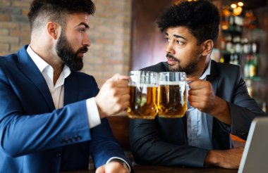 İnsanlar, erkekler boş vakitlerinde dostluk ve kutlama konsepti içerler.