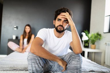 Sadakatsizlik çatışmalara ve tatmin edici olmayan ilişkilere yol açar. Çift sorunlu kavram