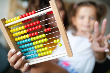 Anne ve küçük kız, abaküs ile oynayan çocuk, erken eğitim.