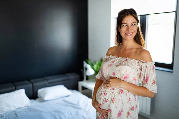 Счастливая Красивая Беременная Молодая Женщина Ожидании Ребенка — стоковое фото