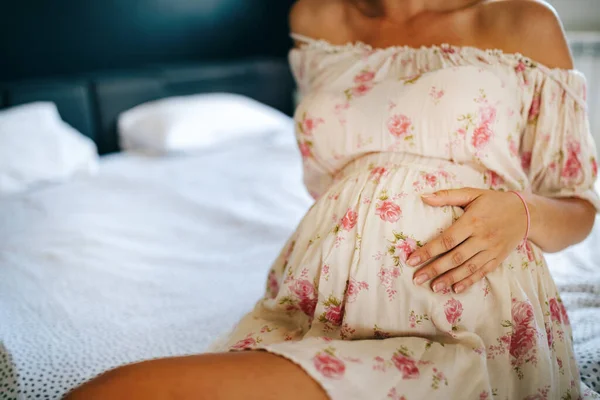 Mutlu Güzel Hamile Bir Kadın Çocuk Bekliyor — Stok fotoğraf