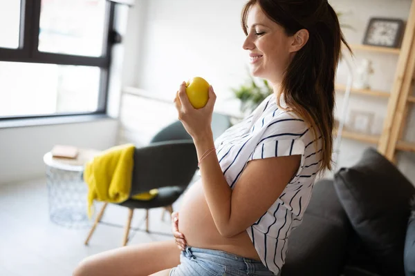 Gravid Ung Kvinna Väntar Barn Med Hälsosam Livsstil — Stockfoto