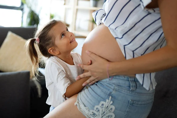 Menina Criança Feliz Abraçando Barriga Bela Mãe Grávida — Fotografia de Stock