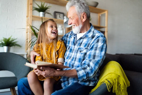 Lindo Abuelo Hermosa Niña Nietos Leyendo Libro — Foto de Stock