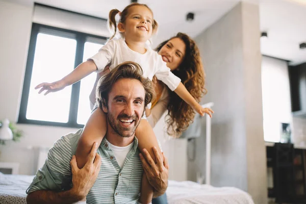Glückliche Junge Familie Hat Spaß Hause — Stockfoto
