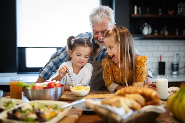 Lächelnder Glücklicher Opa Hilft Kindern Beim Kochen Der Küche — Stockfoto