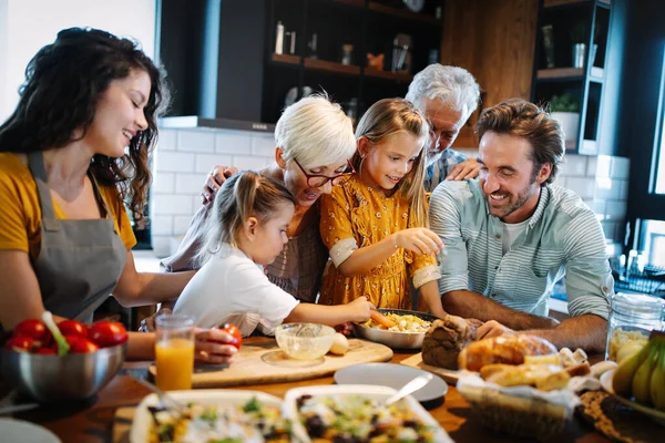 Grootouders Ouders Kinderen Brengen Gelukkig Tijd Door Keuken Familie Kookconcept — Stockfoto