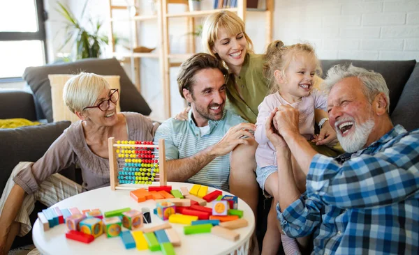 Idős Nagyszülők Unokákkal Játszanak Jól Érzik Magukat Családdal — Stock Fotó