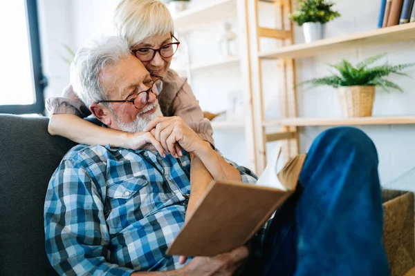 Pareja Madura Feliz Relajándose Casa Juntos — Foto de Stock