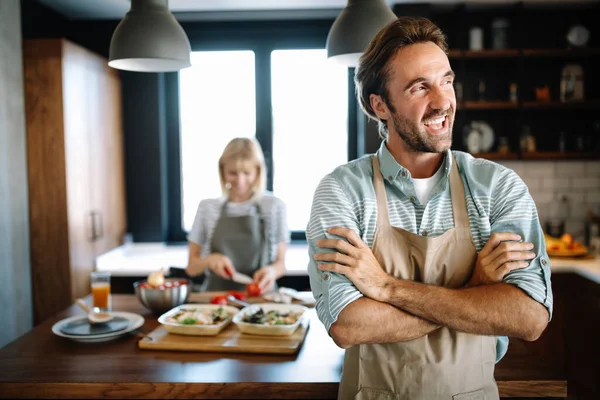 Hermosa Joven Pareja Encantadora Está Hablando Sonriendo Mientras Cocina Comida — Foto de Stock