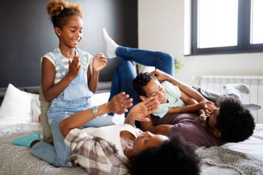 Mutlu siyahi aile evde birlikte vakit geçirmekten hoşlanıyor..