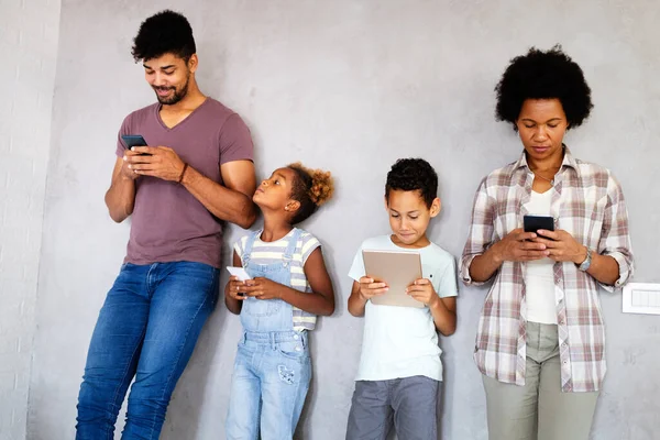 Afrikaanse Familie Die Daar Privacygegevens Delen Met Behulp Van Digitale — Stockfoto