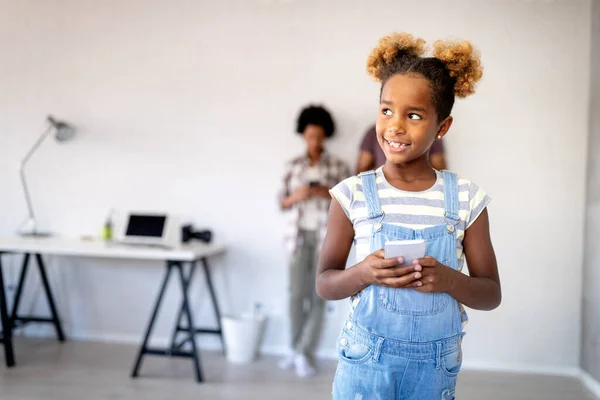 Petite Africaine Souriante Jouant Avec Son Smartphone Enfants Concept Technologique — Photo